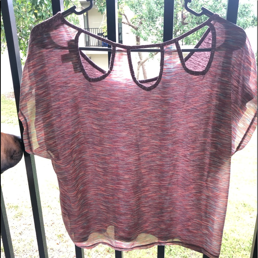 Cute Split Top - Picture 3 of 5